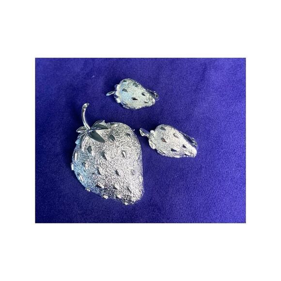 Sarah Coventry Strawberry Brooch and Clip earrings set  in Platinum, Vintage - Picture 1 of 5
